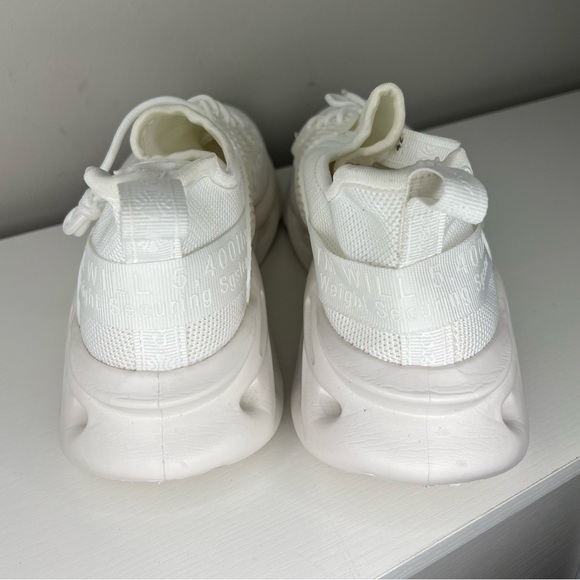 White fashion tennis shoes. Brand New!! Size 42. Light weight running. - Picture 5 of 7